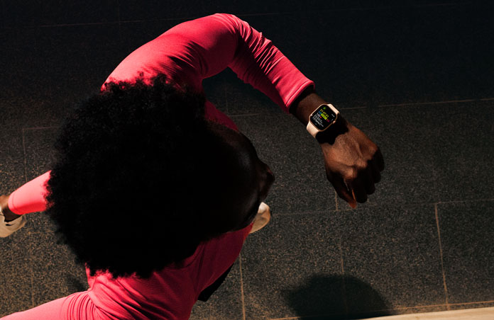 Foto de um homem usando o Apple Watch para registrar sua corrida