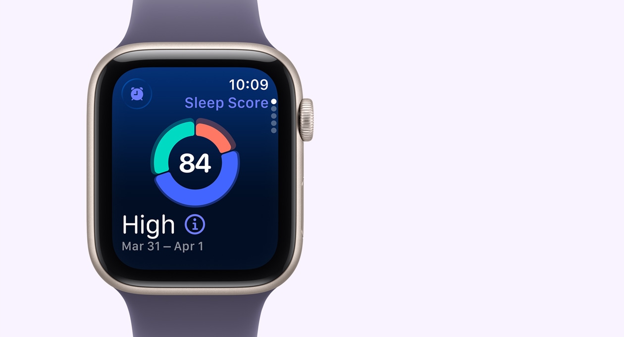 Apple Watch SE 3, κάσα από αλουμίνιο, χρώμα αστροφεγγιά, η οθόνη δείχνει το κυκλικό γράφημα της βαθμολογίας ύπνου, εξωτερική δεξιά πλαϊνή όψη, Digital Crown, λουράκι Sport Band, χρώμα μωβ της ομίχλης
