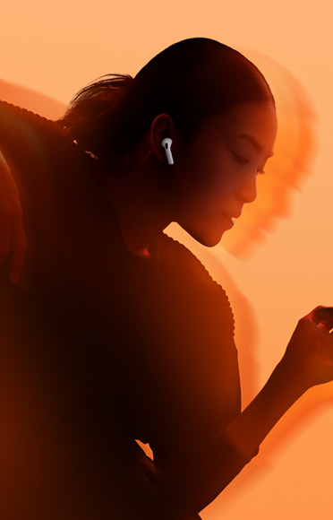 AirPods 4 kõrvaklappe kandev inimene.