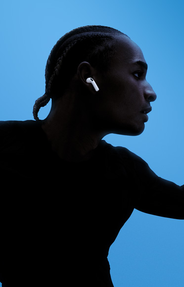 AirPods 4 kõrvaklappe kandev inimene.