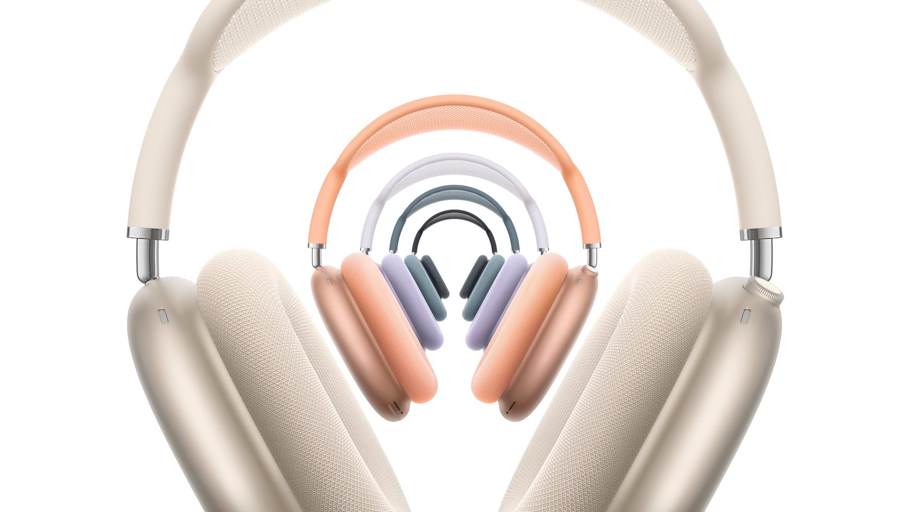 Penkios ausinės „AirPods Max 2“, priekinė išorinė pusė, sudėtos iš eilės: žvaigždžių šviesos, oranžinės, violetinės, mėlynos ir vidurnakčio spalvų