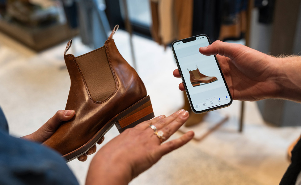 Seorang karyawan mencari stok barang di aplikasi iOS, NewStore.