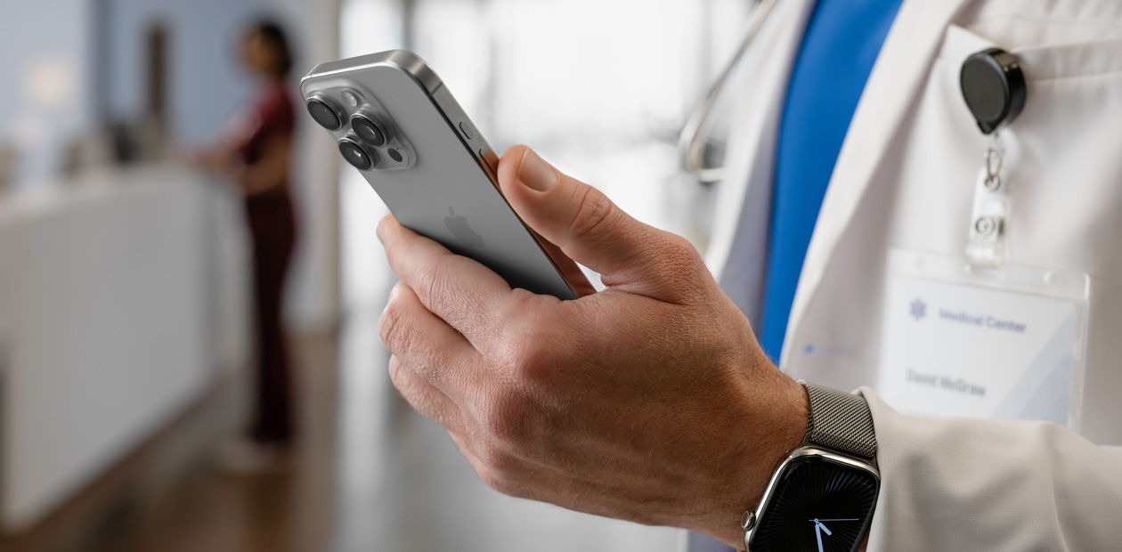 Un iPhone en las manos de una persona de un equipo médico.