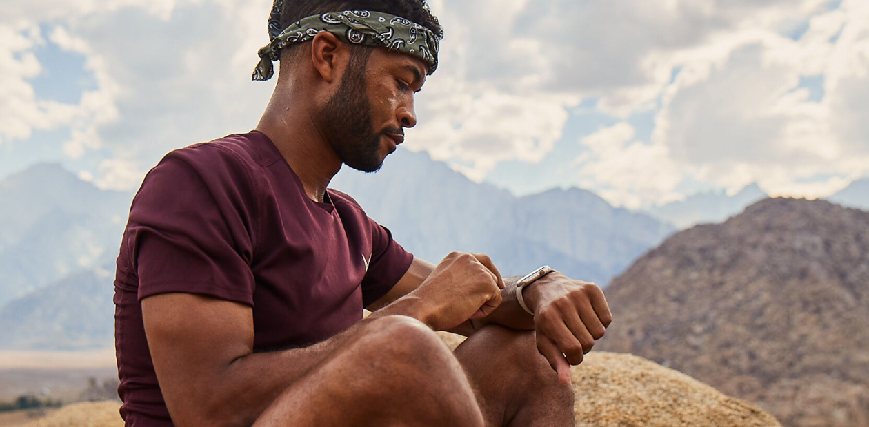 Un hombre comprueba su Apple Watch.