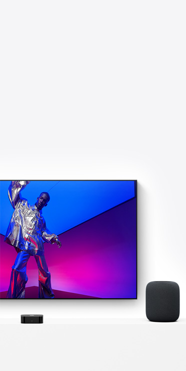 Apple TV 4K e HomePod color mezzanotte, sullo schermo c’è un’artista con un abito metallizzato color argento
