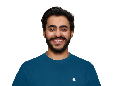 Una persona del team Specialist dell’Apple Store sorridente e con indosso una maglietta Apple blu