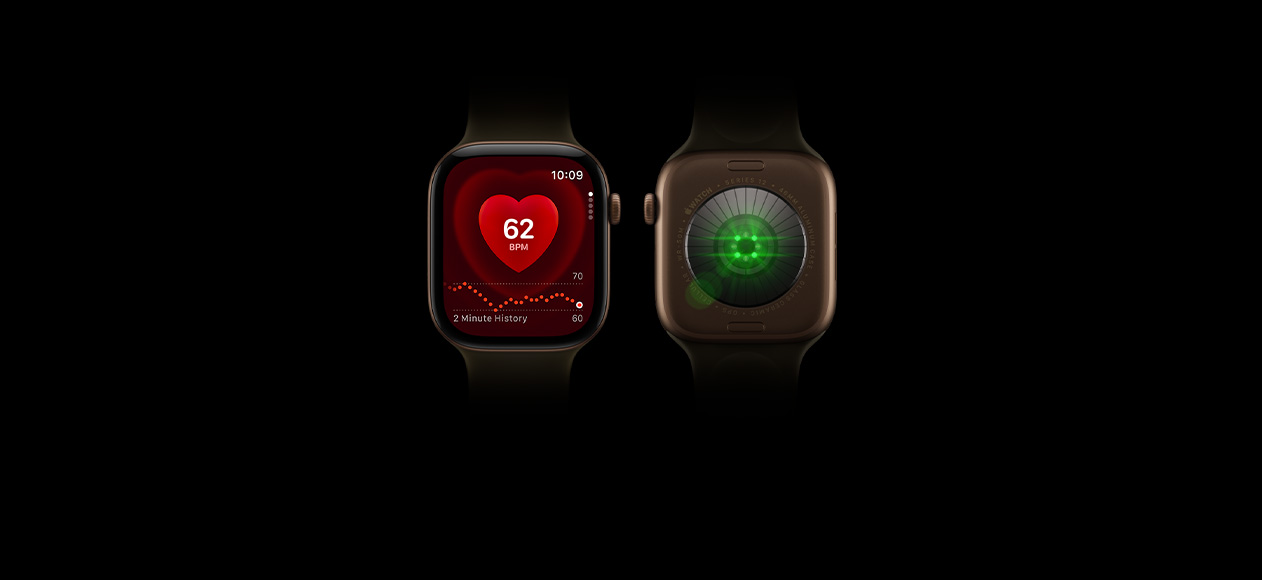 Dvoje Apple Watch Series 12, hliníkové pouzdro, tmavě bronzová barva, olivový sportovní řemínek, jedny jsou otočené zepředu a na displeji je vidět aplikace Srdeční tep, druhé jsou otočené zezadu a jsou vidět zelené diody snímače pro systém sledování zdraví