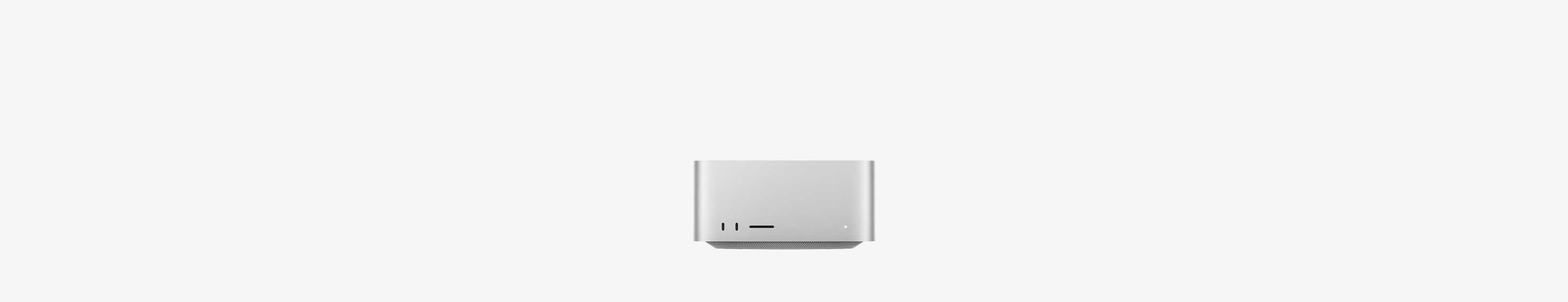 Mac Studio، الجهة الأمامية، 2 من منافذ USB‑C، فتحة بطاقة SDXC، ضوء مؤشر التشغيل، قاعدة مدببة في الأسفل، سطح مسطح، جوانب مدورة، حواف مستقيمة، لون فضي