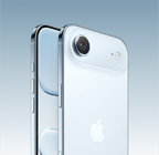 iPhone Air, nebeski plava boja, prikaz stražnjeg izgleda pod kutom, sustav glavnih kamera Fusion na izbočenju pri vrhu, tipka za kontrole kamere, prikaz prednje strane uređaja koju u cijelosti prekriva zaslon, tipka postupka i tipke glasnoće