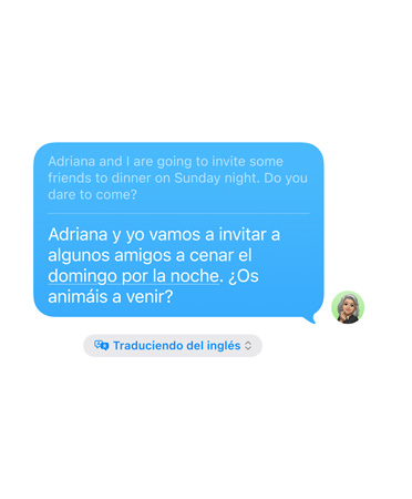 Live Translation funkcija darbībā Messages aplikācijā ar redzamu tulkojumu no angļu valodas uz spāņu valodu