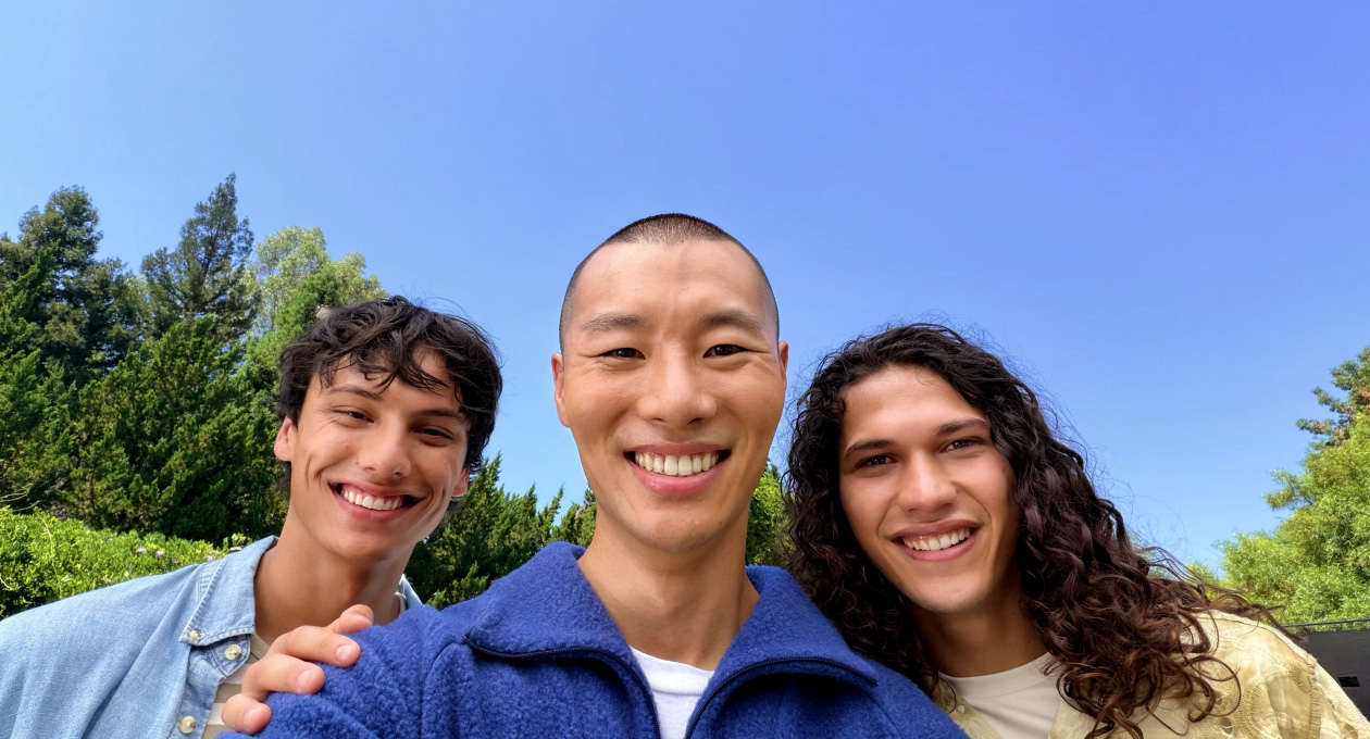 Selfie grup dengan fitur Pusat Sorotan untuk foto.