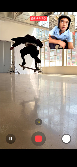 iPhone Air, esikülg, Dual Capture videofunktsioon kasutuses, inimene salvestab samal ajal nii esikaamera kui tagakaameraga.