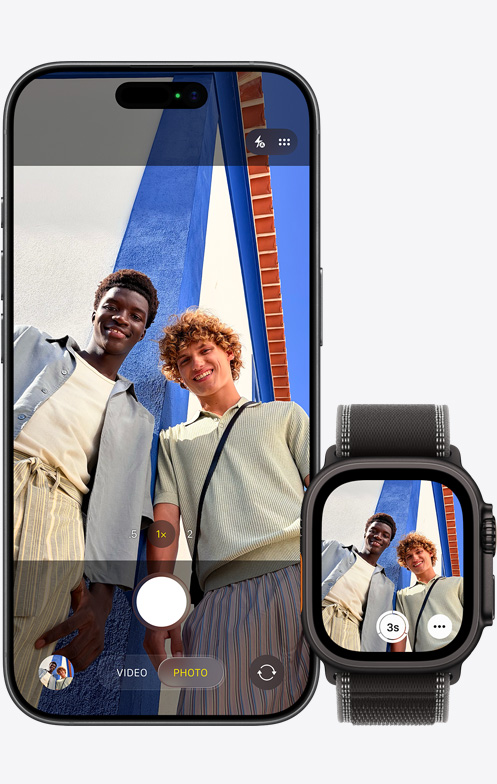„iPhone 17“, priekinė pusė, naudojama kamera grupinei asmenukei, šalia – „Apple Watch Ultra 3“ su atidaryta kameros pulto programa