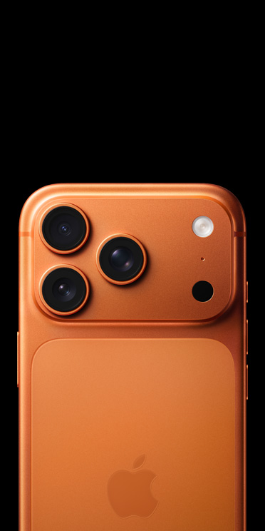 Kosminės oranžinės spalvos „iPhone 17 Pro“ galinė dalis, demonstruojama „Pro“ kamerų sistemą, „ LiDAR“ blykstė ir mikrofonas.