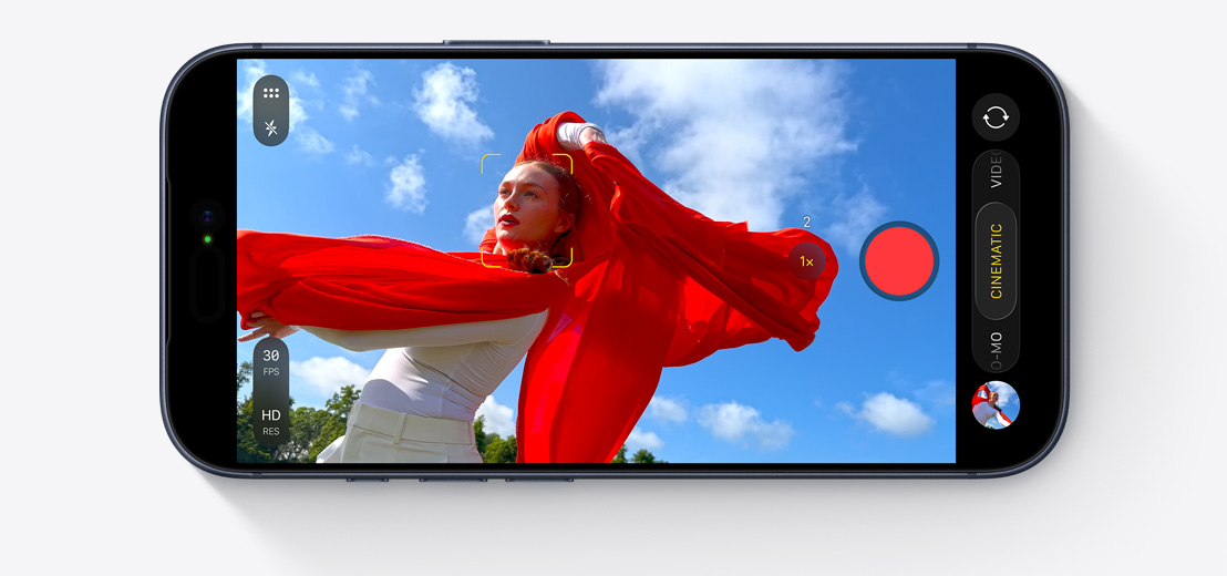 „iPhone“ priekinė dalis, horizontaliai, dviejų žmonių asmenukės vaizdo įrašo fiksavimas automobilyje naudojant „Center Stage“ priekinę kamerą, geltoni kvadratėliai, apibrėžiantys veidus, kad būtų parodytas automatinis komponavimas