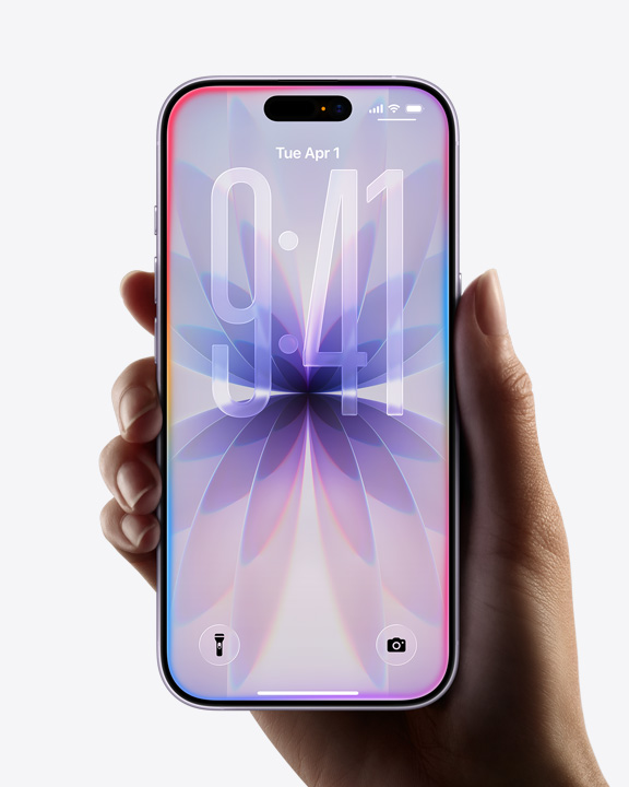 Rankoje laikomas „iPhone 17“ su vaizdu per visą ekraną, užrakintas ekranas, „Liquid Glass“ rėmelis