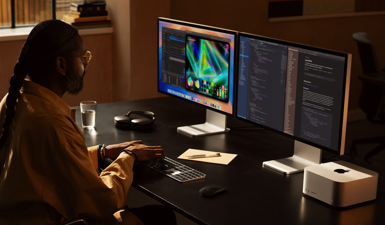 Une personne travaillant sur un Mac Studio connecté à deux écrans Studio Display