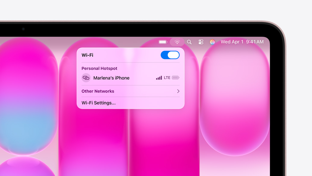 MacBook Neo i farven rouge med Wi-Fi-menu, der viser “Marlena's iPhone” som valgmulighed under Internetdeling