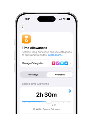 iPhone 17 Pro, argent, écran affichant les options Limite de temps et Programme de temps d’écran dans Réglages pour autoriser les catégories de temps et de contenus multimédias pour l’enfant