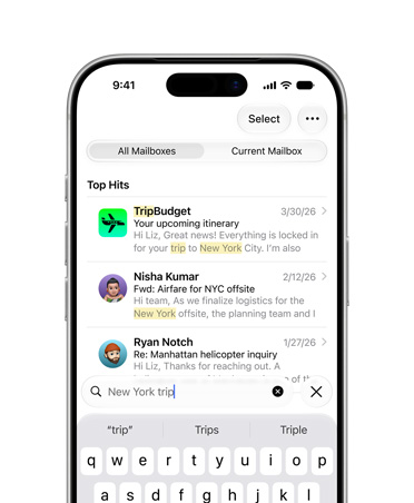 iPhone 17 Pro, argent, écran affichant une sélection d’e-mails extraits à partir du terme de recherche New York trip