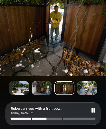 Screenshot di una videocamera HomeKit che mostrano una persona che entra in un cortile recintato; compare una descrizione generata dall’AI: Robert è arrivato con una ciotola di frutta, oggi, 09:25