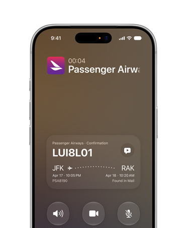 iPhone 17 Pro argent affichant la fonctionnalité Contexte de l’appel de Siri AI L’écran affiche les détails de confirmation d’un vol pendant un appel.