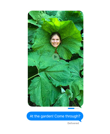 Schermata con la foto di una persona in posa fra le foglie di una pianta; è in corso l’invio della foto nell’app Messaggi, una barra di stato mostra il progresso dell’invio, e sotto l’immagine compare un messaggio inviato che dice: In giardino! Vieni?