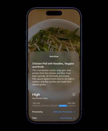 iPhone 17 Pro, bleu intense, vu de face, en mode Siri dans l’interface Caméra, montrant des données nutritionnelles sur un aliment identifié par l’Intelligence visuelle, écran affichant des informations détaillées sur le poulet phở, notamment les ingrédients courants et les données nutritionnelles